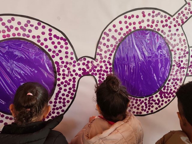 ¡Descubrimos el secreto de las Gafas Mágicas Violeta! 25N